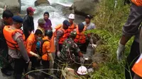 Korban terakhir siswi SMP IT Al Hikmah Kota Depok yang terseret air bah saat susur sungai di Curug Kembar, Puncak, Bogor ditemukan dalam kondisi meninggal dunia. Total ada empat siswi yang tewas dalam musibah ini. (Liputan6.com/Achmad Sudarno)