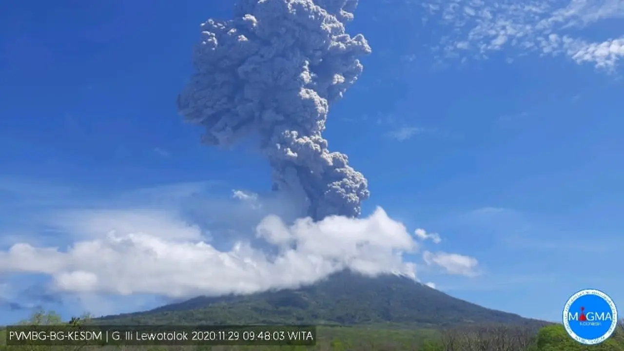 Erupsi Gunung Ili Lewotolok, Lembata, NTT, MInggu (29/11/2020). (Foto: PVMBG)