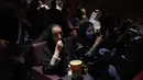 Seorang pengunjung perempuan memakan popcorn saat bersiap menyaksikan film Black Panther selama acara gala undangan di King Abdullah Financial District Theatre, Riyadh, Arab Saudi (18/4). (AFP Photo/ Fayez Nureldine)