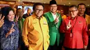 Ketua Umum DPP Hanura Oesman Sapta Odang (kedua kiri) bersama sejumlah petinggi partai-partai pendukung Ahok-Djarot jelang menggelar konferensi pers usai mengadakan pertemuan di Jakarta, Selasa (7/3). (Liputan6.com/Johan Tallo)
