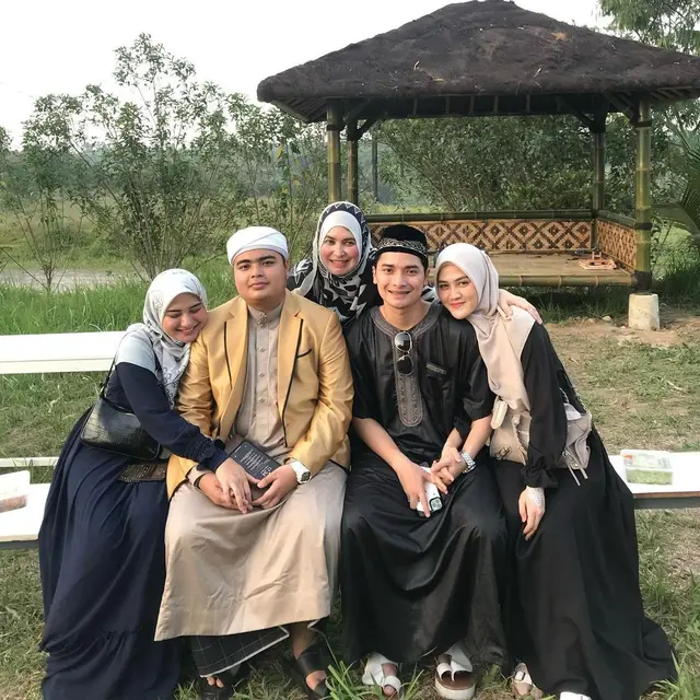 Ameer Azzikra Sempat Titip Istri ke Ipar, Ini 5 Potret Henny Rahman dan Nadzira Shafa