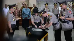 Kapolri Jenderal Tito Karnavian melihat Irjen Pol Boy Rafli Amar menandatangi serah terima jabatan Kapolda Papua yang digantikan Irjen Martuani Sormin pada pelantikan Kadiv Propam dan enam kapolda di Jakarta, Senin (20/8). (Merdeka.com/Iqbal S. Nugroho)
