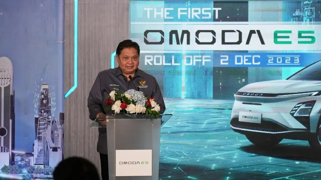 Menteri Koordinator Bidang Perekonomian Airlangga Hartarto dalam acara Seremoni Produksi Perdana Omoda 5 Electric Vehicle (EV)
