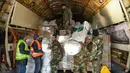 Personil gabungan setempat menurunkan paket bantuan kemanusiaan yang disediakan oleh Arab Saudi untuk para korban gempa bumi Turki dan Suriah diturunkan dari pesawat angkut Ilyushin Il-76TD di Bandara Internasional Aleppo, Suriah Utara, Selasa (14/2/2023). Jumlah korban gempa Turki dan Suriah terus bertambah. Banyak warga yang tinggal di zona bencana tidur di mobil mereka atau di jalan di bawah selimut dalam cuaca dingin yang membekukan. (AFP)