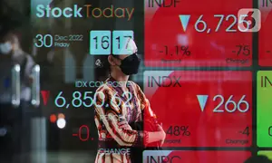 Karyawan melintasi layar yang menampilkan Indeks Harga Saham Gabungan (IHSG) saat acara Penutupan Perdagangan Bursa Efek Indonesia Tahun 2022 di Jakarta, Jumat (30/12/2022). PT Bursa Efek Indonesia (BEI) mencatat ada 59 perusahaan yang melakukan Initial Public Offering (IPO) atau pencatatan saham sepanjang 2022. Pada penutupan perdagangan akhir tahun, Indeks Harga Saham Gabungan (IHSG) ditutup lesu 0,14% atau 9,46 poin menjadi 6.850,62. (Liputan6.com/Angga Yuniar)