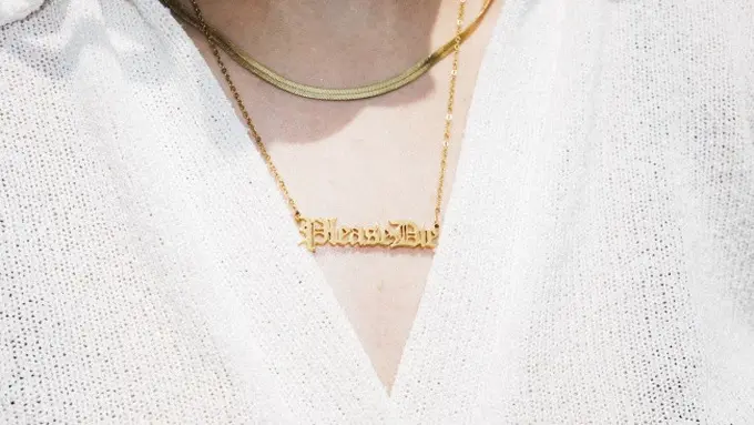 Ilustrasi Kalung Emas (Credit: Parker Coffman/Unsplash)