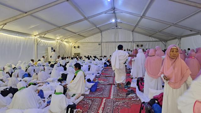 Suasana jemaah haji asal Kloter SUB-26 di Maktab 32 setelah melaksanakan wukuf di Arafah, Selasa sore. Jemaah sedang bersiap digeser ke Muzdalifah. (FOTO: MCH PPIH ARAB SAUDI 2023)