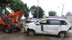 Petugas menderek mobil yang rusak akibat terjangan Tsunami Selat Sunda di Terminal Carita, Banten, Selasa (25/12). Terminal ini dijadikan tempat penampungan mobil yang hancur akibat tsunami. (Liputan6.com/Angga Yuniar)