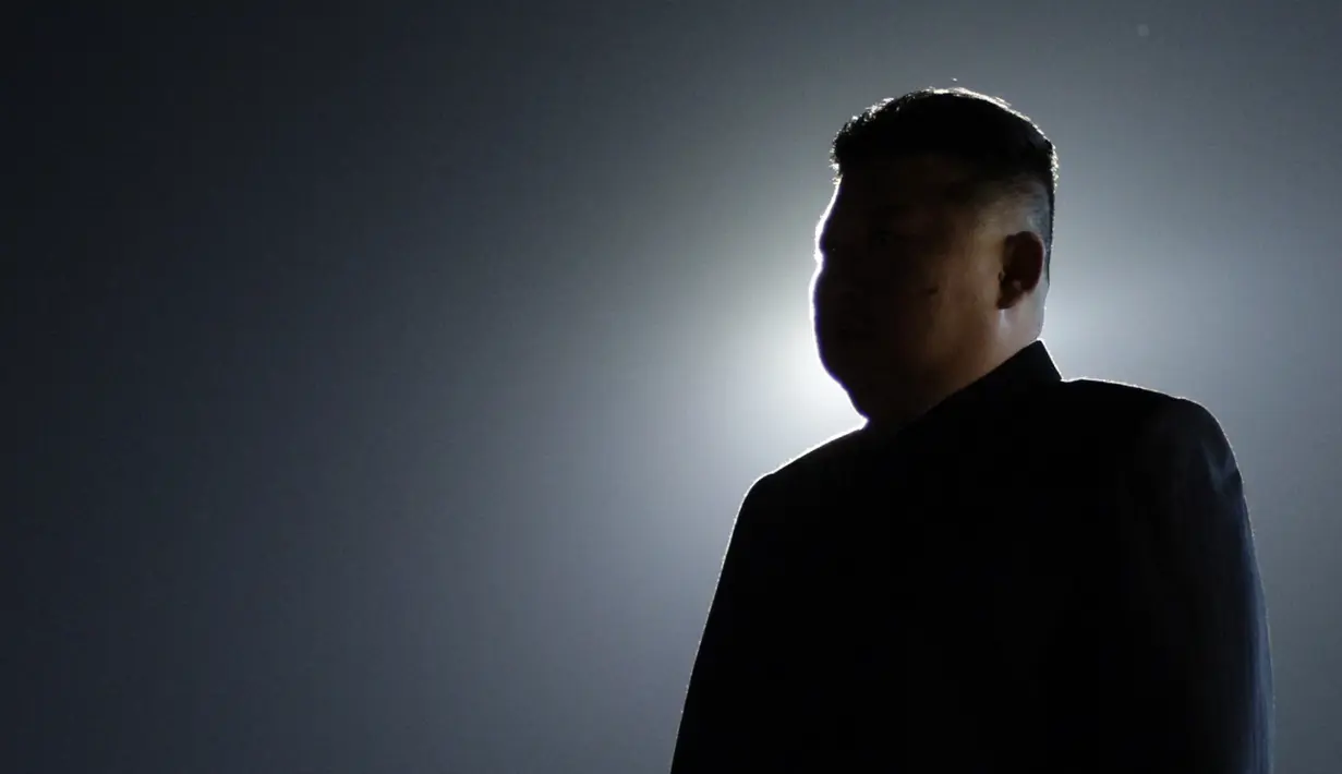 Putin langsung disambut Pemimpin Korut Kim Jong-un saat turun dari pesawat di bandara. (Gavriil GRIGOROV / POOL / AFP)