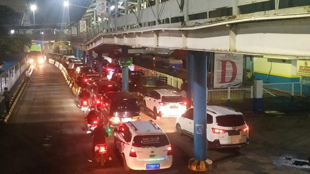 Antrian Kendaraan Memasuki Kapal Di Pelabuhan Merak, Kota Cilegon, Banten. (Minggu, 02/05/2021). (Liputan6.com/Yandhi Deslatama).