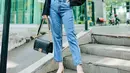 Effortlessly chic, cukup padukan sweatshirt dengan high waist jeans. Seperti look Melody Prima ini (Instagram/melodyprima).
