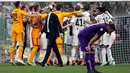 Pemain Fiorentina tertunduk ketika para pemain Juventus merayakan kemenangan mereka dalam Serie A Liga Italia di Stadion Allianz, Turin, Italia, Sabtu (20/4). Juventus menjuarai Serie A Liga Italia 2018/2019. (AP Photo/Luca Bruno)
