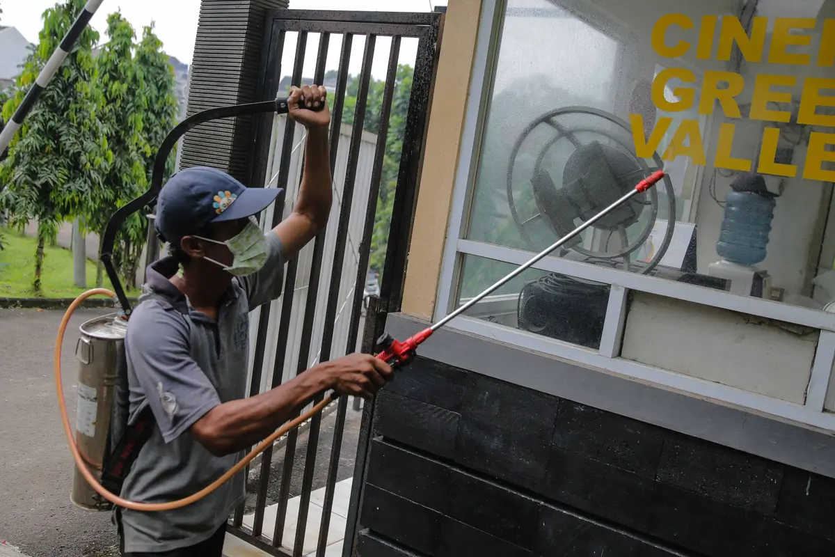 FOTO: Cegah COVID-19, Warga Tangsel Lakukan Penyemprotan Disinfektan Mandiri