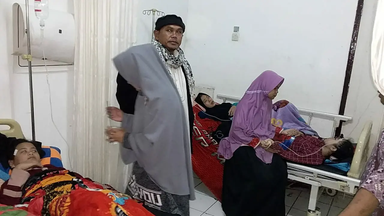 nampak para santri Bayongbong Garut korban keracunan mendapatkan penanganan medis