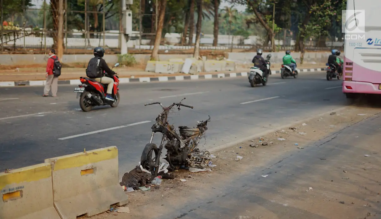 Satu unit motor yang hangus dibakar saat demonstrasi mahasiswa di sekitar Gedung DPR RI, Jakarta, Rabu (25/9/2019). Aksi menolak RUU yang dianggap bermasalah itu berujung ricuh dan bentrok dengan polisi sehingga menyebabkan sejumlah fasilitas umum rusak. (Liputan6.com/Immanuel Antonius)