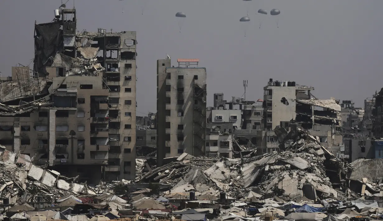 Bantuan kemanusiaan diterbangkan untuk warga Palestina di atas Kota Gaza, Jalur Gaza, Senin 28 Juli 2025. (AP Photo/Jehad Alshrafi)