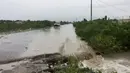 Sebuah mobil melintasi jalan  yang tergenang banjir saat Badai Matthew lewat n Port-au-Prince, Haiti, (4/10). (REUTERS/Carlos Garcia Rawlins)