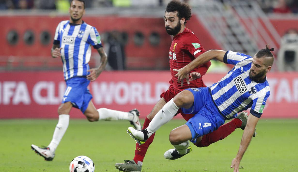 Penyerang Liverpool, Mohamed Salah, berusaha melewati pemain Monterrey pada laga semifinal Piala Dunia Antarklub 2019 di Khalifa International Stadium, Qatar, Kamis, (19/12). Liverpool menang 2-1 atas Monterrey. (AP/Hassan Ammar)