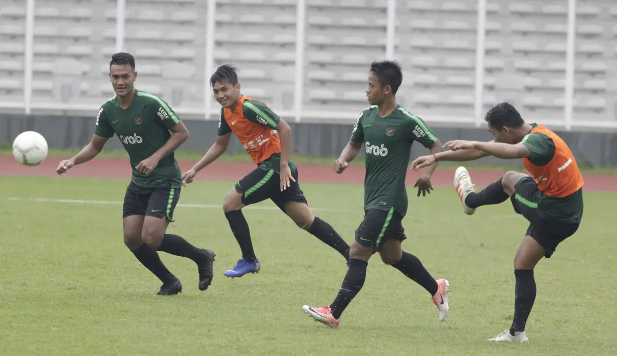 Pemain Timnas Indonesia U-22, Witan Sulaeman, saat latihan di Stadion Madya, Senayan, Senin (21/1). Latihan kali ini tidak dipimpin Indra Sjafri karena sedang mengikuti lisensi kepelatihan Pro AFC di Spanyol. (Bola.com/M Iqbal Ichsan)