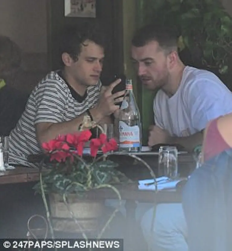 Tertangkap berciuman, benarkah Brandon Flynn dan Sam Smith pacaran? (Sumber Foto: 247/Paps/Splashnews/DailyMail)