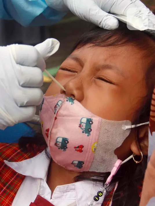 Seorang siswa menjalani tes usap PCR di SDN Sudimara Barat 5, Kota Tangerang, Banten, Rabu (12/1/2022). Tes usap dilakukan untuk mengantisipasi penyebaran COVID-19 di sekolah setelah dimulainya pembelajaran tatap muka kapasitas kelas 100 persen di Kota Tangerang. (Liputan6.com/Angga Yuniar)