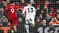 Pemain Liverpool, Darwin Nunez, mencetak gol ke gawang Sheffield United pada laga pekan ke-31 Liga Inggris di Stadion Anfield, Jumat (5/4/2024). (AFP/Paul Ellis)