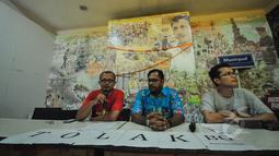 Aktivis ICW, Emerson Yuntho (kiri) bersama Koordinator Kontras, Haris Azhar (tengah) memberikan pernyataan sikap menolak pencalonan Budi Gunawan sebagai Wakapolri maupun Kepala BIN di Kantor Kontras, Jakarta, Selasa (21/4). (Liputan6.com/Faizal Fanani)