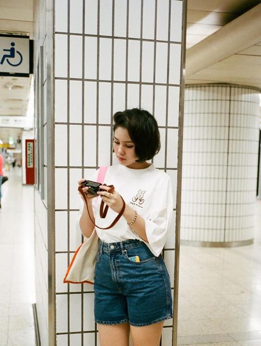 Menggunakan kaus putih dan dipadukan celana jeans menjadi gaya busana Vanesha yang cukup mudah ditiru. Bahkan, untuk menonjolkan detail pada bagian celana dan tetap terlihat stylish, ia pun terlihat memilih memasukkan kaus ke dalam celana jeans yang digunakan. (Liputan6.com/IG/@vaneshaass)