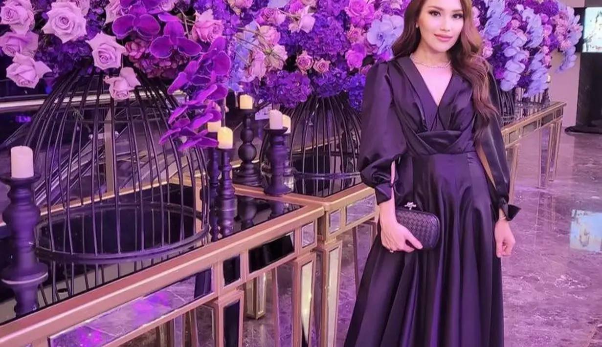 Ayu Ting Ting tampak hadir mengenakan gaun berwarna hitam dengan kerah v dan lengan balon yang elegan. [Instagram].