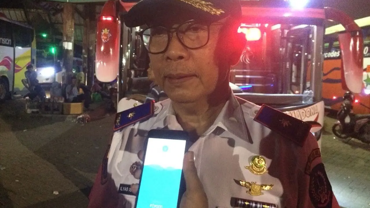 Kadishub Sulsel, Ilyas Iskandar saat memimpin sidak terhadap puluhan bus angkutan mudik lebaran di Terminal Daya Makassar (Liputan6.com/ Eka Hakim)