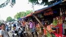 Para pedagang menggelar tenda dari terpal biru di tepi jalan kawasan tersebut, Jakarta, Minggu (20/7/14). (Liputan6.com/Faizal Fanani)