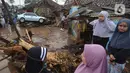 Warga menyaksikan bangunan yang rusak usai banjir bandang melanda Kampung Cibuntu, Desa Pasawahan, Kecamatan Cicurug, Sukabumi, Jawa Barat, Selasa (22/9/2020). Data sementara puluhan bangunan rusak berat, 12 rumah hanyut, dan dua korban hilang masih dicari. (merdeka.com/Arie Basuki)