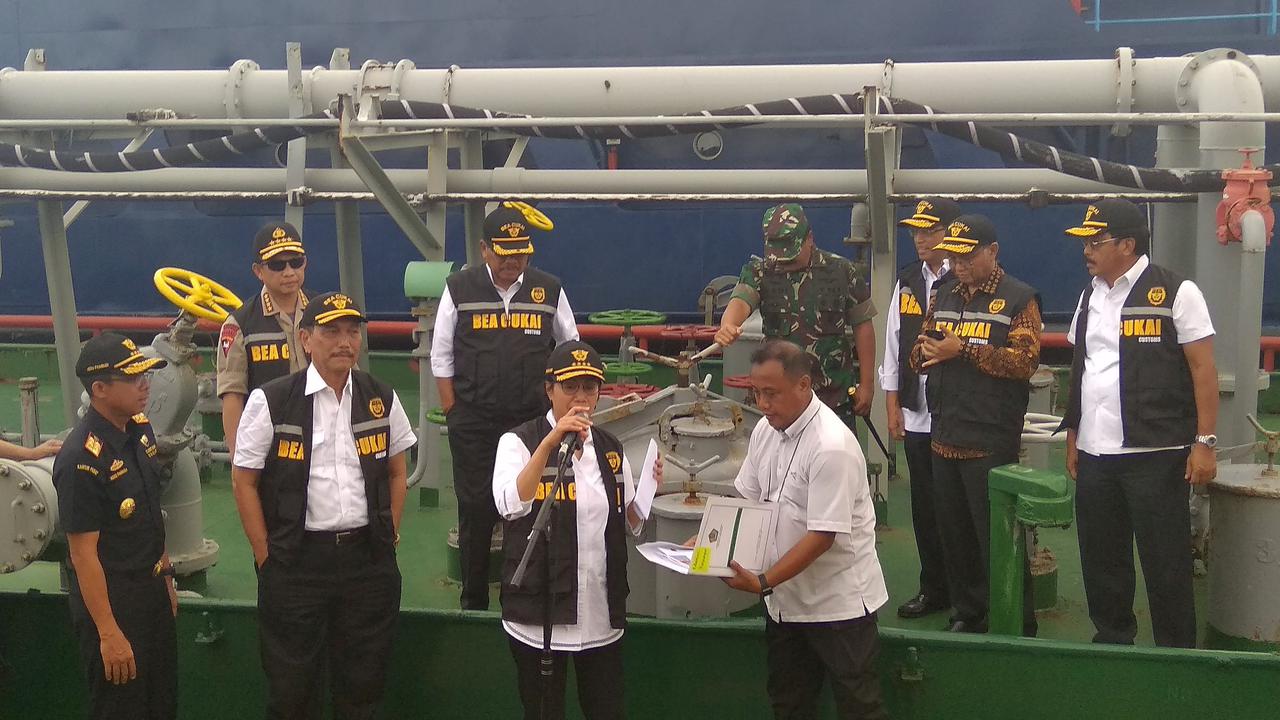 Menteri Keuangan Sri Mulyani usai melakukan penandatangan MoU dengan 7 lembaga Negara untuk membentuk Tim Penertiban Pesisir Pantai Sumatra dan Batam.