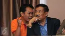 Sekretaris tim Pusamania Borneo FC, Donny Fachrocy berbincang dengan Manajer Persib Umuh Muchtar  jelang Drawing 8 Besar Turnamen Piala Presiden 2015 di Jakarta, Jumat (11/9/2015). (Liputan6.com/Helmi Fithriansyah)