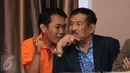 Sekretaris tim Pusamania Borneo FC, Donny Fachrocy berbincang dengan Manajer Persib Umuh Muchtar  jelang Drawing 8 Besar Turnamen Piala Presiden 2015 di Jakarta, Jumat (11/9/2015). (Liputan6.com/Helmi Fithriansyah)