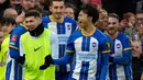 Pemain Brighton and Hove Albion Kaoru Mitoma merayakan kemenangan atas Liverpool usai pertandingan sepak bola putaran keempat Piala FA di Stadion Falmer, Brighton, Inggris, 29 Januari 2023. Liverpool kalah 1-2 dan harus tersingkir dari Piala FA. (AP Photo/Alastair Grant)