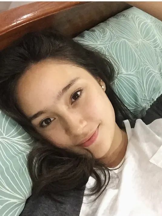 Aktris cantik kelahiran 21 Mei 1997 pernah abadikan momen usai bangun tidur. Potret Tatjana dengan raut wajah natural ini berhasil bikin penggemarnya terpsona. Muka bantal Tatjana dipuji netizen terlihat menawan. Aura cantiknya Tatjana kian terlihat dengan penampilan tanpa makeup. (Liputan6.com/IG/@tatjanasaphira)