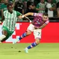 Penyerang Juventus, Angel Di Maria berebut bola dengan bek Maccabi Haifa, Dylan Batubinsika selama pertandingan lanjutan grup H Liga Champions di stadion Sammy Ofer di kota Haifa pada 11 Oktober 2022. Maccabi Haifa menang atas Juventus 2-0. (AFP/JACK GUEZ)