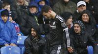 Eden Hazard berjalan terpincang-pincang ke pinggir lapangan saat Chelsea berhadapan melawan Crystal Palace di Selhurst Park, Minggu (3/1/2015) malam WIB. (Reuters/Carl Recine)