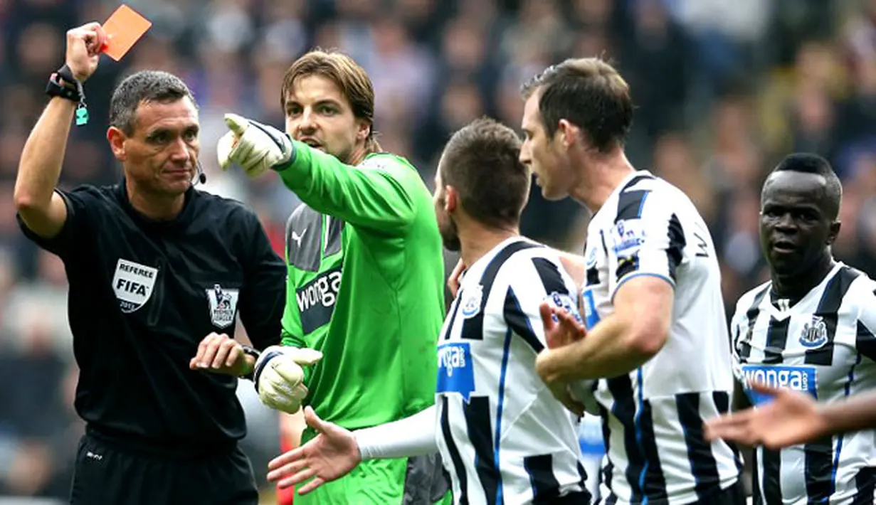 Wasit Andre Marriner memberikan kartu merah Mapou yanga-Mbiwa pada pertandingan Liga Premier Inggris antara Newcastle United vs Liverpool di St James 'Park, Inggris (19/10/2013). (AFP/Ian Macnicol)