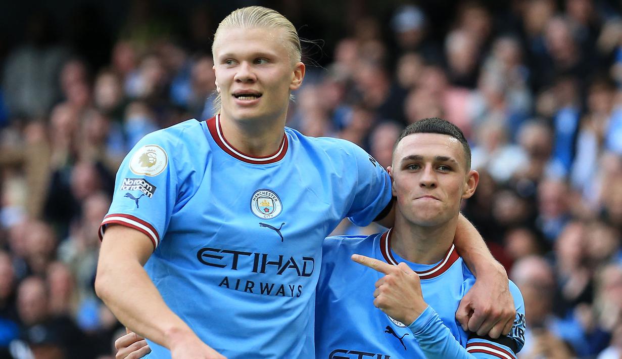 <p>Pemain Manchester City, Phil Foden (kanan) merayakan gol keenam timnya bersama rekannya, Erling Haaland saat laga lanjutan Liga Inggris 2022/2023 antara Manchester City melawan Manchester United di Etihad Stadium, Manchester pada Minggu (02/10/2022) malam WIB. (AFP/Lindsey Parnaby)</p>