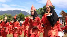 Anak-anak di Kampung Berseri Astra Jorong Tabek menampilkan kesenian tari piring dalam acara Festival Kampung Berseri Astra bertema Pendidikan Kecakapan Hidup Melalui Kearifan Lokal di Kabupaten Solok, Sumatra Barat (28/4/2019). (Liputan6.com/HO/Eko)