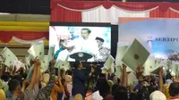 Presiden Jokowi menyerahkan sertifikat tanah untuk warga di wilayah Gerbang Susila (Gresik, Bangkalan, Surabaya, Sidoarjo, dan Lamongan) secara simbolis di Wahana Ekspresi Poesponegoro, Gresik, Jawa Timur, Senin (27/1/2020). (Liputan6.com/Dian Kurniawan)