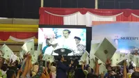 Presiden Jokowi menyerahkan sertifikat tanah untuk warga di wilayah Gerbang Susila (Gresik, Bangkalan, Surabaya, Sidoarjo, dan Lamongan) secara simbolis di Wahana Ekspresi Poesponegoro, Gresik, Jawa Timur, Senin (27/1/2020). (Liputan6.com/Dian Kurniawan)