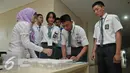 Calon anggota Paskibraka mendaftar untuk di test urine di Rumah Sakit Olahraga Nasional Menpora Cibubur, Jakarta Timur, Kamis (21/7). Calon Paskibraka ini di wakili masing-masing 4 siswa dari 34 Provinsi di Indonesia. (Liputan6.com/Johan Tallo)