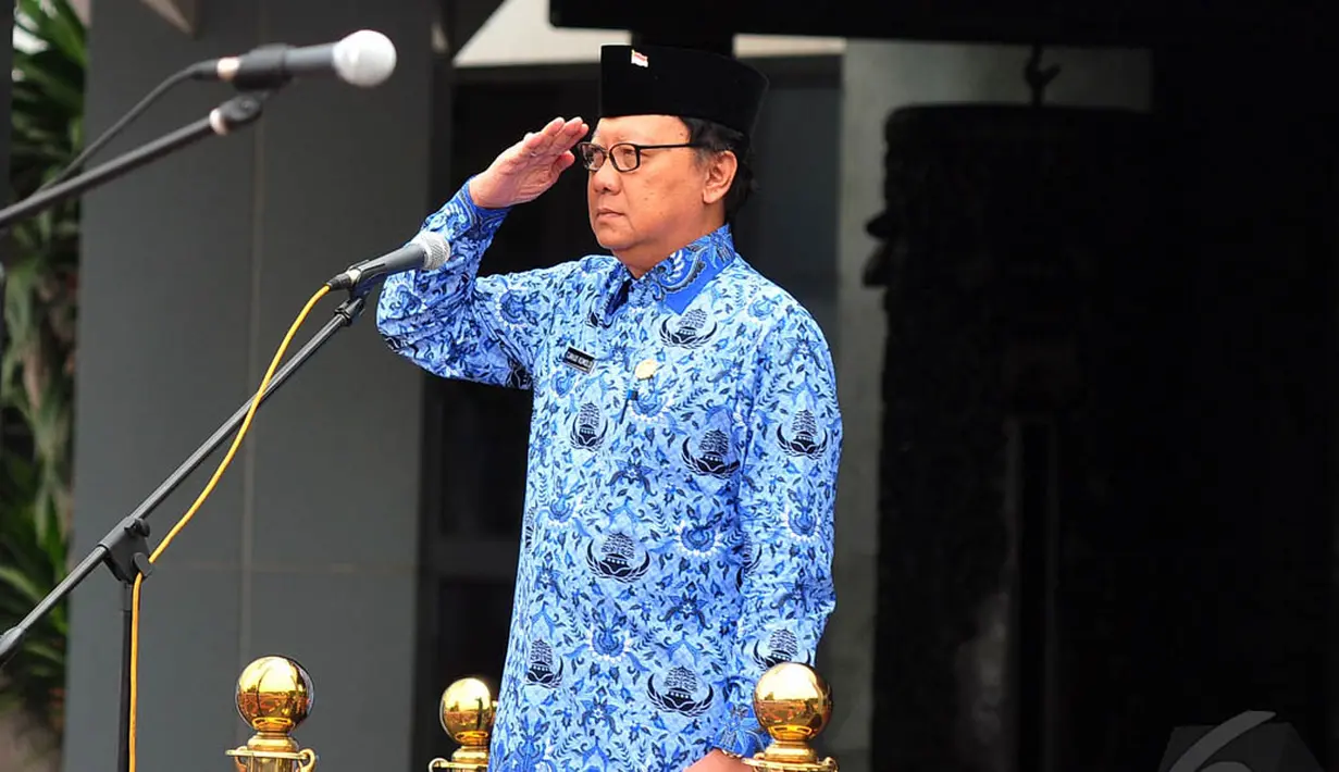 Mendagri Tjahjo Kumolo saat memimpin upacara peringatan Hari Ibu ke-86 di halaman Kemdagri, Jakarta, Senin (22/12/2014). (Liputan6.com/Johan Tallo)