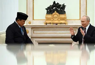Presiden Republik Indonesia, Prabowo Subianto (kiri) saat melakukan pertemuan dengan Presiden Rusia Vladimir Putin di Istana Kremlin, Moskow pada Senin 13 April 2026. Presiden Republik Indonesia, Prabowo Subianto, kembali bertemu Presiden Rusia, Vladimir Putin. (Igor IVANKO/POOL/AFP)