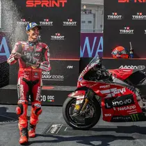 Pembalap Ducati Lenovo, Marc Marquez, berhasil meraih podium juara pada sprint race MotoGP Hungaria di Sirkuit Balaton Park, Balatonfokajar, Sabtu (06/06/2026) malam WIB. (AFP/FERENC ISZA)