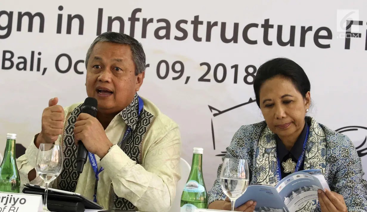 Gubernur BI Perry Warjiyo (kiri) dan Menteri BUMN Rini Soemarno saat konferensi pers pembukaan Indonesia Investment Forum 2018, Bali, Selasa (9/10). Acara mendiskusikan paradigma baru dalam pembiayaan infrastruktur Indonesia. (Liputan6.com/Angga Yuniar)
