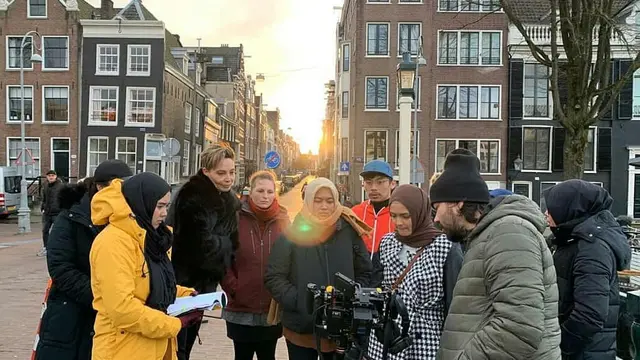 6 Potret Kebersamaan Pemain Merindu Cahaya de Amstel, Diangkat dari Kisah Nyata
